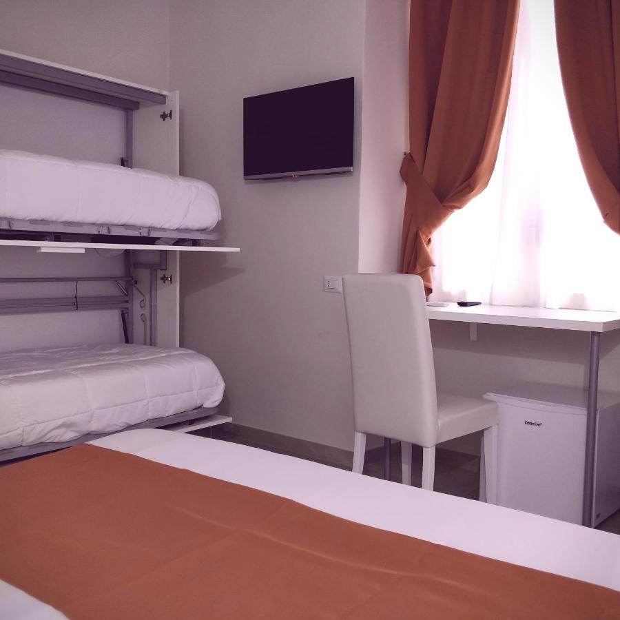 ลา ช็องบร์ Bed & Breakfast เนเปิลส์ ภายนอก รูปภาพ