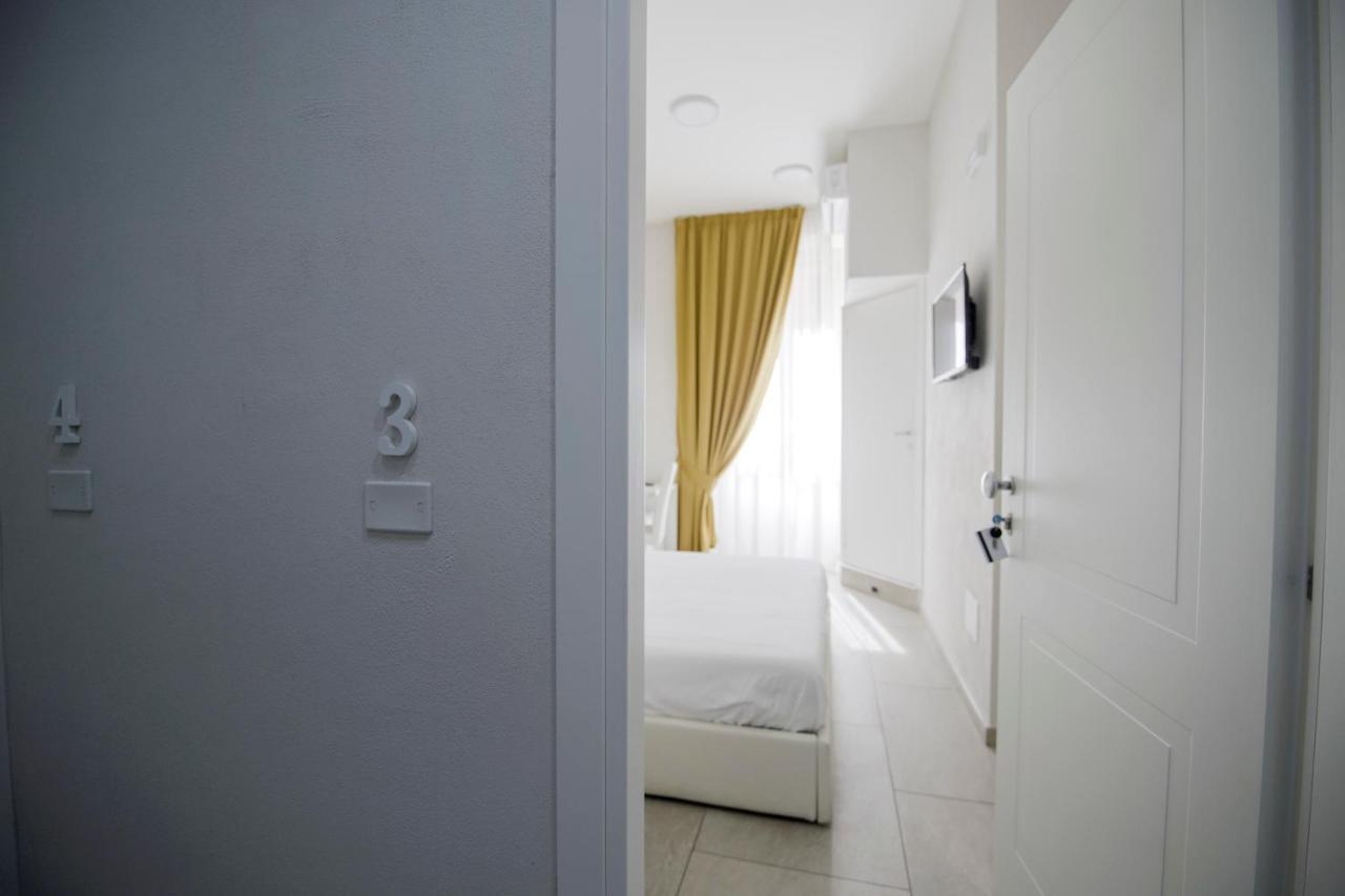 ลา ช็องบร์ Bed & Breakfast เนเปิลส์ ภายนอก รูปภาพ