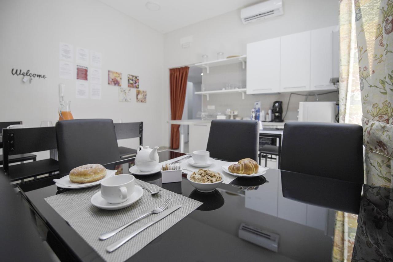 ลา ช็องบร์ Bed & Breakfast เนเปิลส์ ภายนอก รูปภาพ