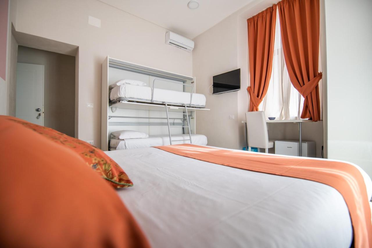 ลา ช็องบร์ Bed & Breakfast เนเปิลส์ ภายนอก รูปภาพ